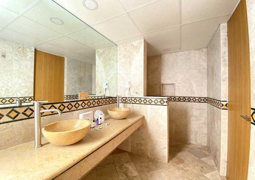La salle de bains est pourvue de 2 lavabos et d'un grand miroir. dans l'établissement Hotel Lord, à Mexico