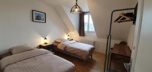 מיטה או מיטות בחדר ב-Sur La Route Des Myrtilles