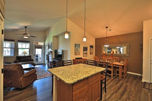 Lodge at Ten Mile & Granby Ranch酒吧或休息區
