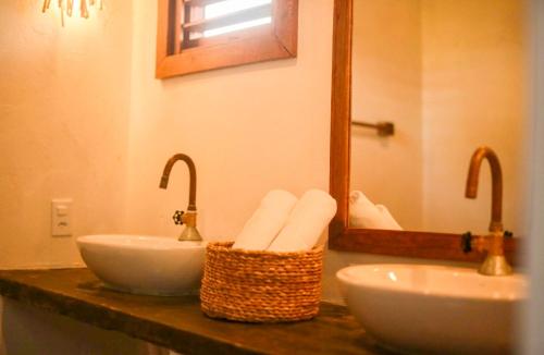 Casa do PESCADOR Atins - c/ todo conforto e super localização في أتينز: حمام مغسلتين ومرآة