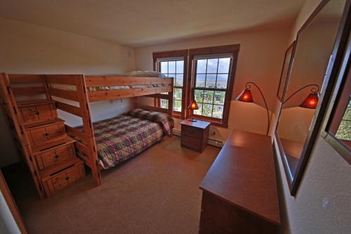 Katil dua tingkat atau katil-katil dua tingkat dalam bilik di Kicking Horse Lodges 4-302