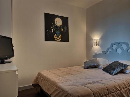 une chambre avec un lit et un tableau au mur dans l'établissement Le JLS Prestige 5 pers, à Deauville