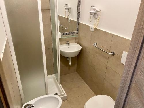 Guest House Minas في ميلانو: حمام صغير مع مرحاض ومغسلة