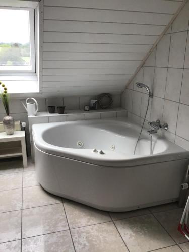 Kylpyhuone majoituspaikassa Ferienwohnung Sauerland