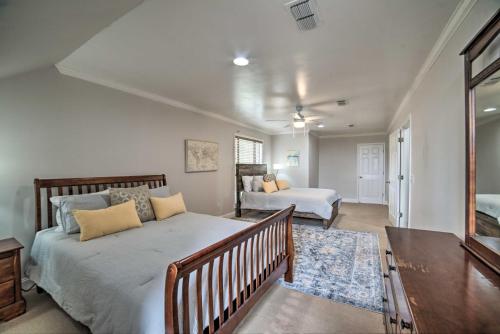 a bedroom with a bed and a living room at Starkvegas Clubhouse about 2 Mi to MSU Campus! in Starkville