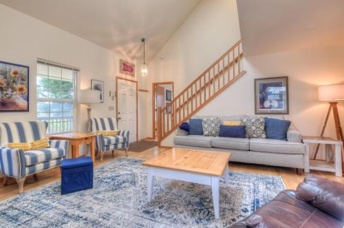 Ein Sitzbereich in der Unterkunft Avas Sunny Delight MCA 682 - Meredith Lodging
