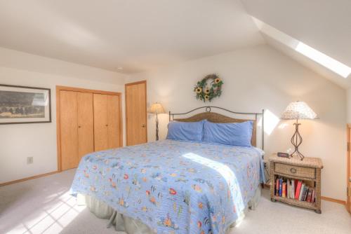 Ein Bett oder Betten in einem Zimmer der Unterkunft Avas Sunny Delight MCA 682 - Meredith Lodging