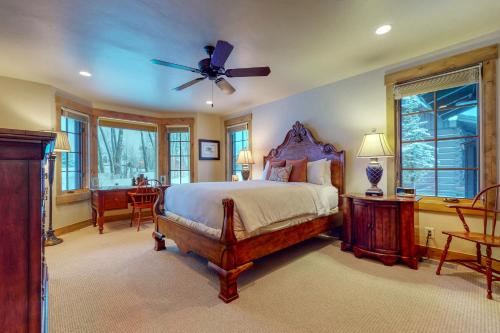 um quarto com uma cama e uma ventoinha de tecto em Teton View Cabin em Jackson