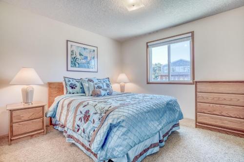 a bedroom with a bed and a window at Sea Gem MCA 395 - Meredith Lodging in Manzanita