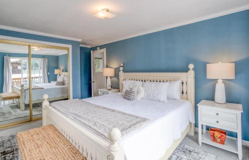 - une chambre avec un lit blanc et un mur bleu dans l'établissement Manzanita Charm (MCA 125), à Manzanita