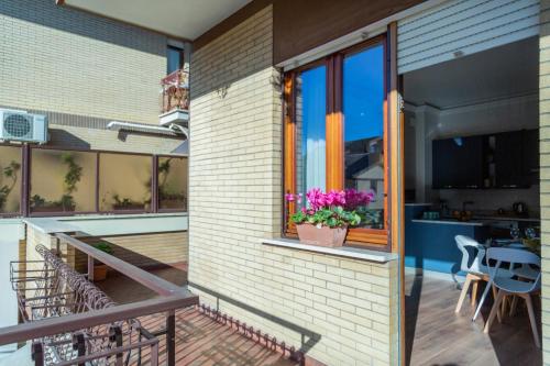 a house with a balcony with a patio at Locazione turistica a Monterotondo in Monterotondo