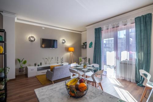 a living room with a table and chairs and a living room at Locazione turistica a Monterotondo in Monterotondo