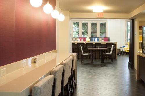 a waiting room with a counter with chairs and a table at Holiday Inn Express Hickory - Hickory Mart by IHG in Hickory