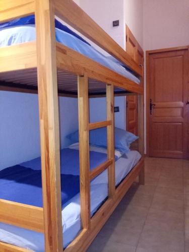 quelques lits superposés dans une chambre dans l'établissement Spacious and comfortable chalet apartment., à Saint-Gervais-les-Bains