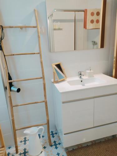 baño con lavabo blanco y escalera en Casa azul, en Gouveia