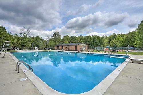 Πισίνα στο ή κοντά στο Pocono Lake Retreat with Fire Pit and Private Hot Tub!