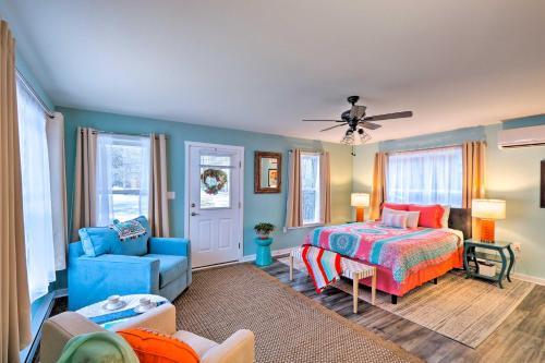 - une chambre avec un lit et un canapé bleu dans l'établissement Brodheadsville Cottage with Fire Pit Near Ski Resort, à Brodheadsville