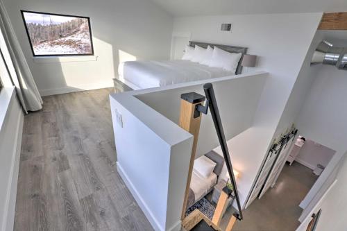 Dapur atau dapur kecil di Modern Mountaintop Durango Ridge Retreat - Hot Tub