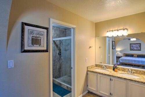 uma casa de banho com 2 lavatórios e uma cabina de duche ao nível do chão em Gilbert Gem with Patio about Near Golf and Entertainment em Gilbert