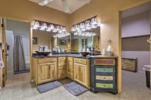 ein Badezimmer mit zwei Waschbecken und einem großen Spiegel in der Unterkunft Furnished Balcony with Fire Pit Pinetop Mtn Escape! in Indian Pine