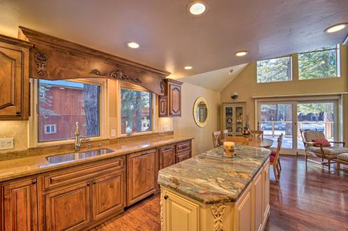 uma grande cozinha com armários de madeira e uma grande ilha em Tahoe Donner Area Home with Private Hot Tub! em Truckee