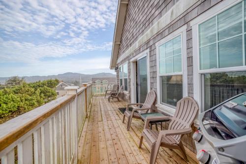 a deck with chairs and a car on it at The Spindrift House in Lincoln City