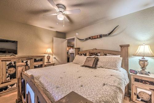 Postel nebo postele na pokoji v ubytování Pet-Friendly Condo - 2 Mi to Ruidoso Downs!