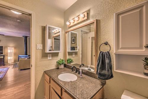 Fotografie z fotogalerie ubytování Pet-Friendly Condo - 2 Mi to Ruidoso Downs! v destinaci Ruidoso