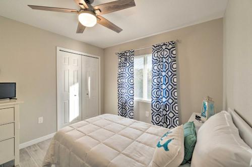 ポート・シャーロットにあるNewly Built Port Charlotte Retreat with Patio!のベッドと天井扇風機のある寝室