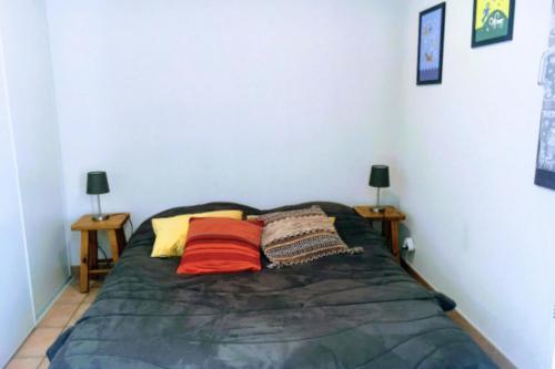 une chambre avec un lit avec deux oreillers dessus dans l'établissement Family Flat Cosy 35m Terrace 10m For 6 Pers, à La Salle Les Alpes