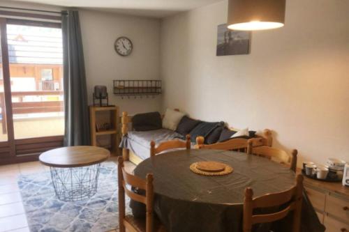 een woonkamer met een tafel en een bank bij Family Flat Cosy 35m Terrace 10m For 6 Pers in La Salle Les Alpes