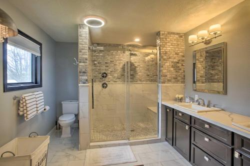 La salle de bains est pourvue d'une douche, d'un lavabo et de toilettes. dans l'établissement Home with Indoor Pool - 1 Block to Liberty Lake!, à Liberty Lake