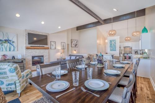 a dining room with a wooden table and chairs at Beauty On The Beach in Depoe Bay