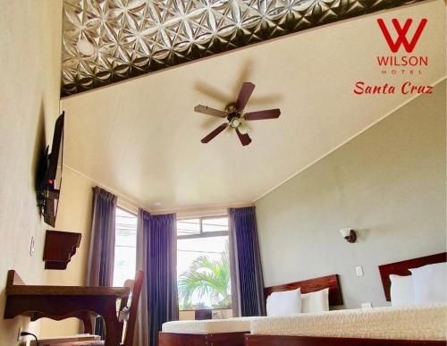 Ένα ή περισσότερα κρεβάτια σε δωμάτιο στο Hotel Wilson Santa Cruz