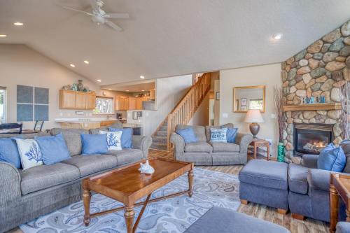 a living room with couches and a fireplace at Hubbert Hideaway in Lincoln City