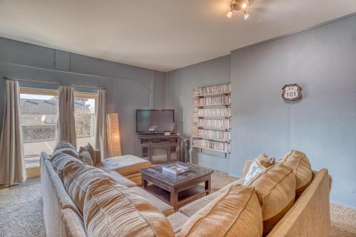 a living room with a couch and a tv at Hubbert Hideaway in Lincoln City