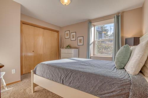 a bedroom with a bed and a window at Hubbert Hideaway in Lincoln City