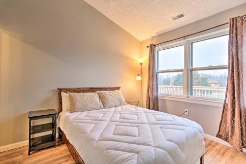 Katil atau katil-katil dalam bilik di Inviting Poconos Getaway with Deck Ski and Hike!