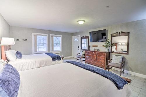 een slaapkamer met 2 bedden, een dressoir en een spiegel bij Riverside Studio Trophy Trout Fishing On-Site in Lakeview