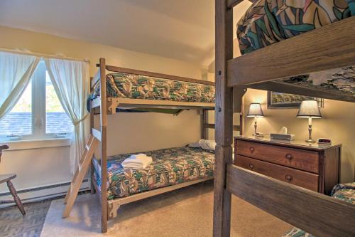 une chambre avec deux lits superposés et un bureau dans l'établissement Adventure Home Trails, Pool, Gym and Tennis Access, à Peru
