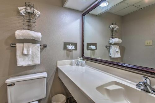 A bathroom at Breezy Landmark Resort Condo with Oceanfront Lanai!