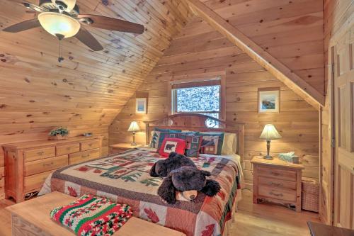 Giường trong phòng chung tại Smoky Mountain Cabin with Hot Tub and Views!