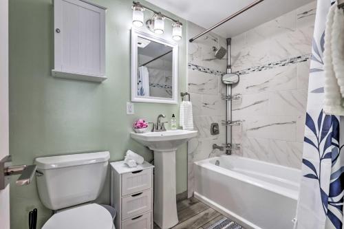 ein Badezimmer mit Waschbecken, Toilette und Badewanne in der Unterkunft Prime East Vail Condo Mountain Meets Modern! in Vail