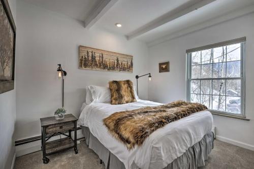ein Schlafzimmer mit einem Bett mit einer Pelzmütze darauf in der Unterkunft Prime East Vail Condo Mountain Meets Modern! in Vail
