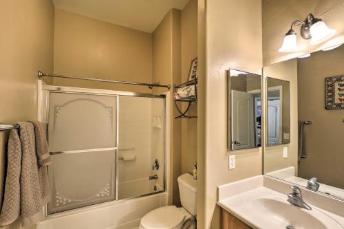 ein Badezimmer mit Dusche, Toilette und Waschbecken in der Unterkunft Pet-Friendly Tucson Home with Patio and Mountain Views in Tucson