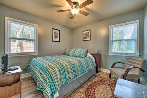 um quarto com uma cama e uma ventoinha de tecto em Renovated Charlotte Bungalow - 3 Mi to Downtown! em Charlotte