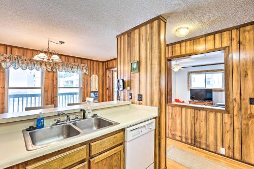 uma cozinha com armários de madeira, um lavatório e uma janela em Cozy Family Condo with Pool Access and Ski Slope Views em Beech Mountain