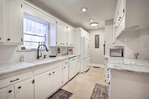 Køkken eller tekøkken på Hot Springs Home Walk to Oaklawn!