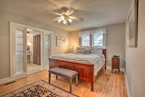 En eller flere senge i et værelse på Hot Springs Home Walk to Oaklawn!