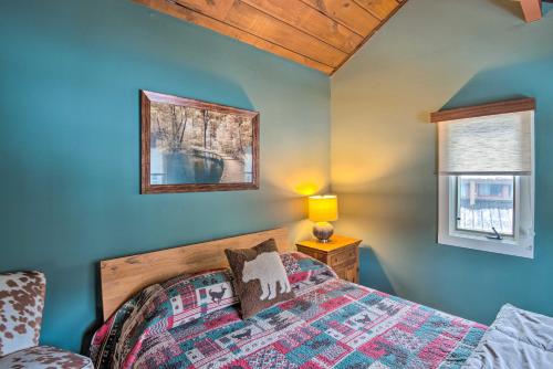 Säng eller sängar i ett rum på Chic Village of Loon Getaway Less Than 1 Mi to Ski Slopes!
